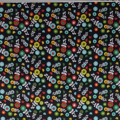 Tecido preto com padrão floral colorido