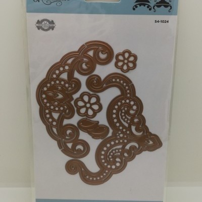 Ferramentas de corte em metal Spellbinders com desenhos florais e ornamentais em embalagem branca com detalhes azuis