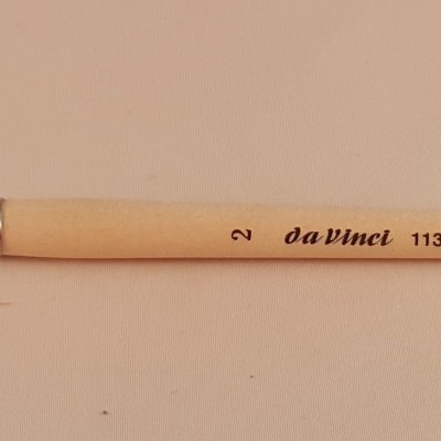 Pincel de pintura de cerdas brancas com cabo de madeira clara