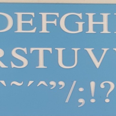 Stencil azul com letras maiúsculas e caracteres especiais em fonte serifada