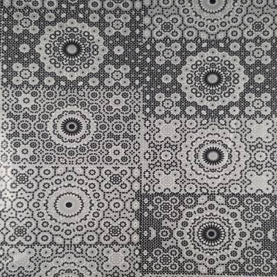 Tapete preto e branco com padrão geométrico e floral.