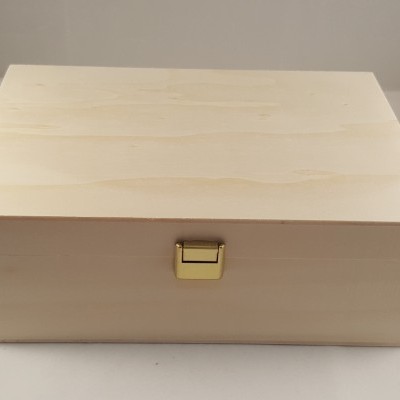 Caixa retangular de madeira clara com fecho metálico dourado ao centro