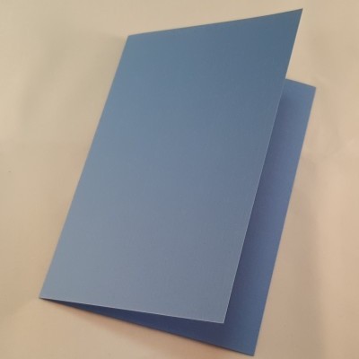 Cartão azul de papel dobrado sobre superfície branca