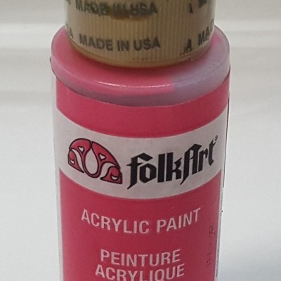 Frasco de tinta acrílica rosa da marca FolkArt com tampa dourada e rótulo em três idiomas.