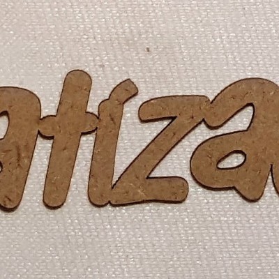 Palavra 'Batizado' em madeira clara sobre tecido branco