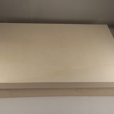 Caixa retangular de madeira clara com tampa, em fundo branco