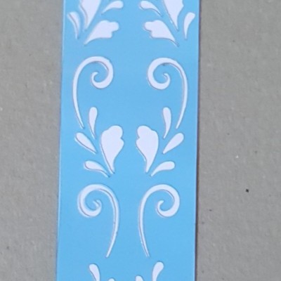 Stencil decorativo azul claro com padrão branco de folhas e arabescos