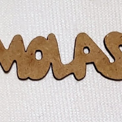 Objeto decorativo em madeira com a palavra 'MOLAS'