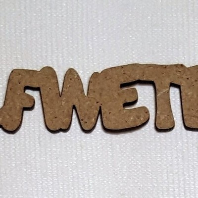 Letra em madeira formando a palavra ALFIMETES sobre fundo branco