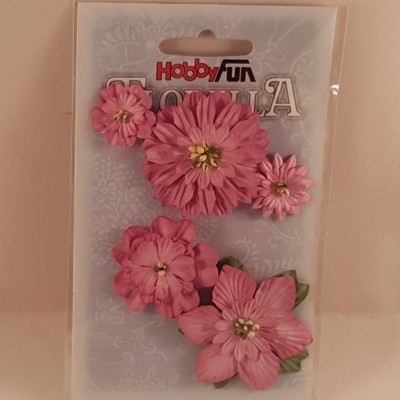 Conjunto de flores decorativas rosa em blister com cartão de fundo cinza claro