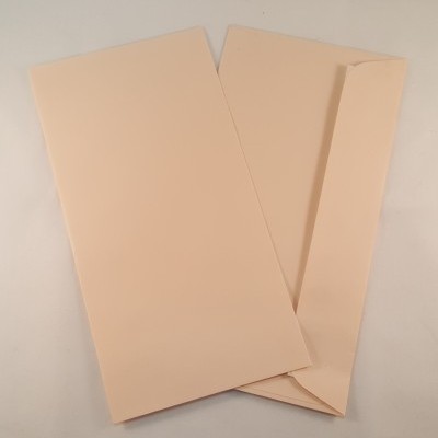 Dois envelopes cor de bege claro sobre superfície branca