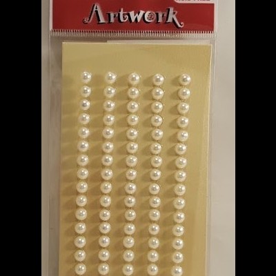 Pacote de pérolas adesivas brancas em cartão amarelo e embalagem de plástico