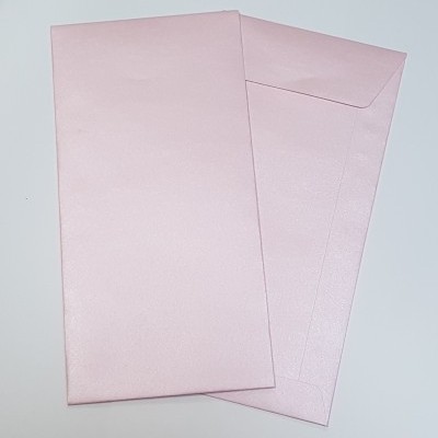 Dois envelopes rosa claro em papel sobre fundo branco