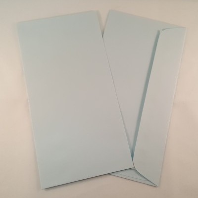 Dois envelopes azuis claros, um aberto e um fechado, em fundo branco