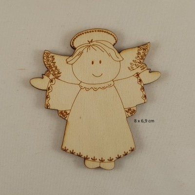 Anjo de madeira com asas e vestido com detalhes gravados