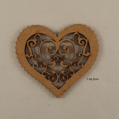 Coração decorativo em madeira com padrões ornamentais