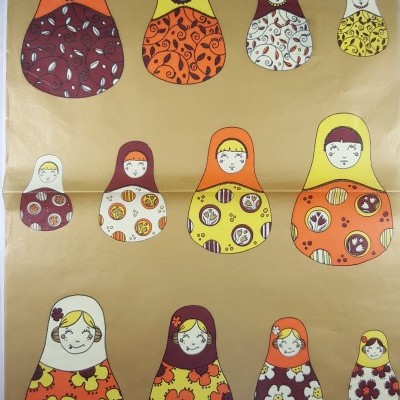 Desenho de 12 bonecas russas coloridas em papel castanho claro