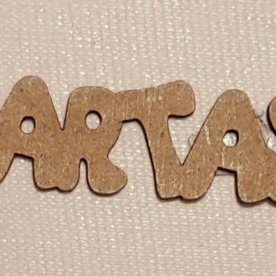 Palavra 'CARTAS' em madeira clara sobre tecido creme com padrão