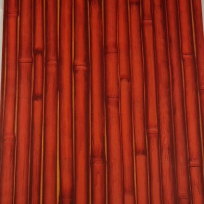 Tubos de bambu alinhados em tons de laranja e vermelho