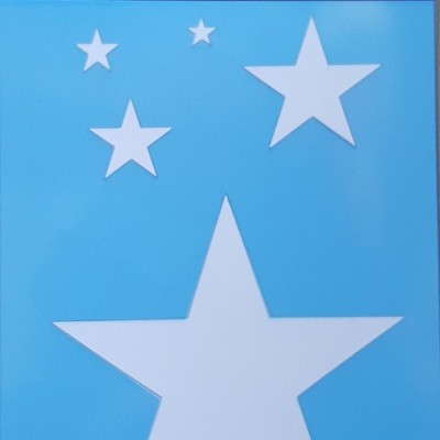 Stencil azul com estrelas brancas em embalagem preta