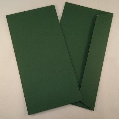 Dois envelopes verdes, um parcialmente aberto, sobre fundo branco.