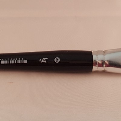 Pincel de pintura com cabo preto e cerdas castanhas