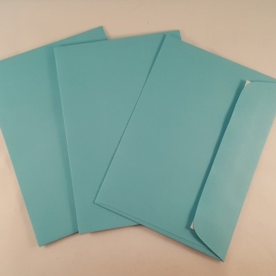 Conjunto de quatro envelopes azuis sobre superfície branca