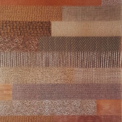 Tapete com padrão de blocos coloridos em tons terrosos sobre chão de madeira clara