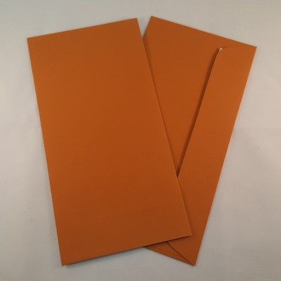 Dois envelopes de papel laranja sobre fundo branco