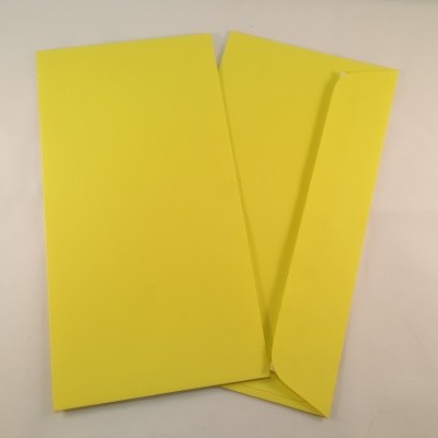 Envelope amarelo aberto com cartão amarelo liso