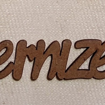 Palavra 'Vermizes' em madeira castanha sobre tecido claro