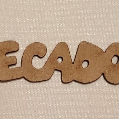 Palavra decorativa RECADOS em madeira sobre tecido bege