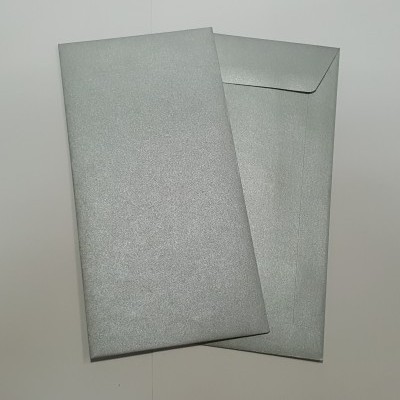 Dois envelopes prateados, um aberto e um fechado, sobre superfície branca