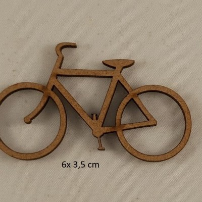 Miniatura de bicicleta em madeira sobre tecido bege