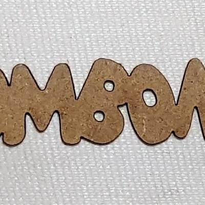 Palavra 'BOMBONS' em madeira fina sobre tecido branco