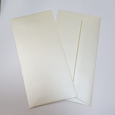 Dois envelopes brancos perolados sobre superfície branca