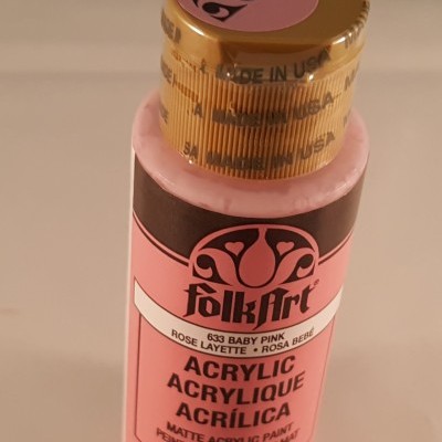 Frasco de tinta acrílica rosa bebê FolkArt com tampa dourada e texto em inglês e espanhol