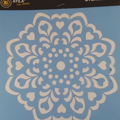 Stencil azul com padrão circular decorativo e texto na embalagem.