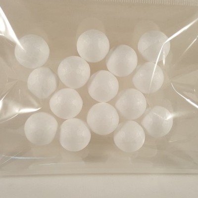 Pacote plástico transparente com esferas brancas dentro