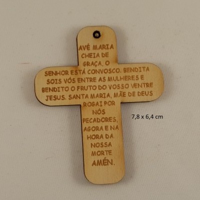 Cruz em madeira clara com oração Ave Maria gravada, 7,8x6,4 cm