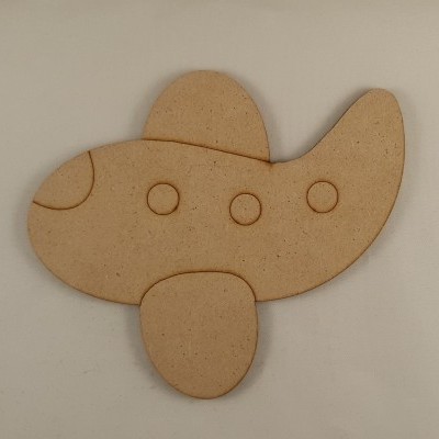 Peça em madeira cortada a laser em forma de avião com gravuras de janelas.