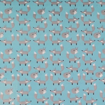 Tecido azul claro com padrão de raposas estilizadas bege e castanho