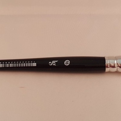 Pincel de pintura com cabo preto e cerdas castanhas planas