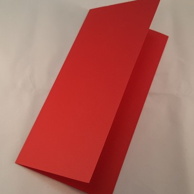 Folheto vermelho dobrável sobre fundo branco