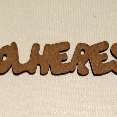 Palavra COLHERES em madeira sobre tecido bege