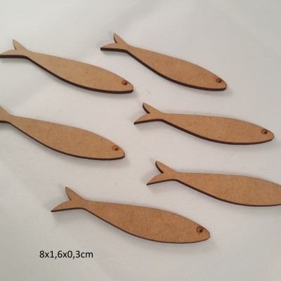 Seis peixes decorativos de madeira clara dispostos em superfície branca