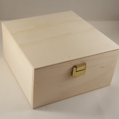 Caixa quadrada de madeira clara com fecho metálico dourado