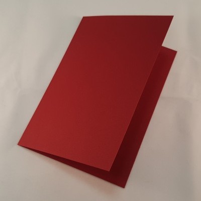 Cartão vermelho dobrado ao meio