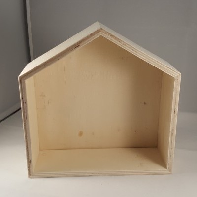 Estrutura decorativa em forma de casa feita de madeira clara