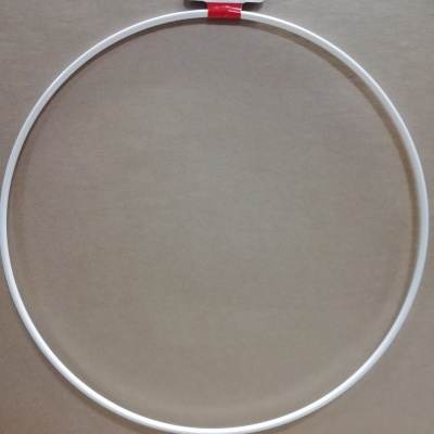 Aro plástico branco redondo com etiqueta e código de barras no fundo bege